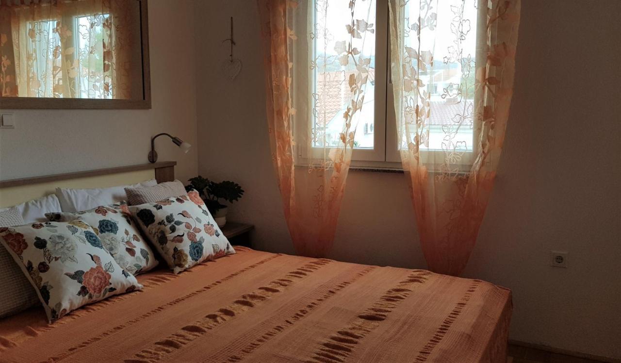 Apartmani Villa Lilliana Tribunj  Luaran gambar