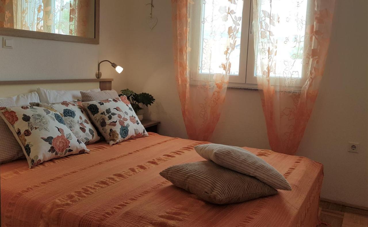 Apartmani Villa Lilliana Tribunj  Luaran gambar