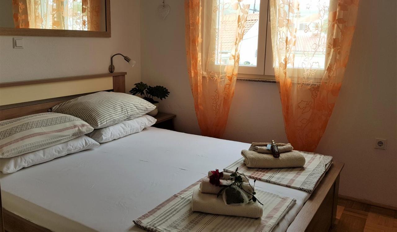 Apartmani Villa Lilliana Tribunj  Luaran gambar