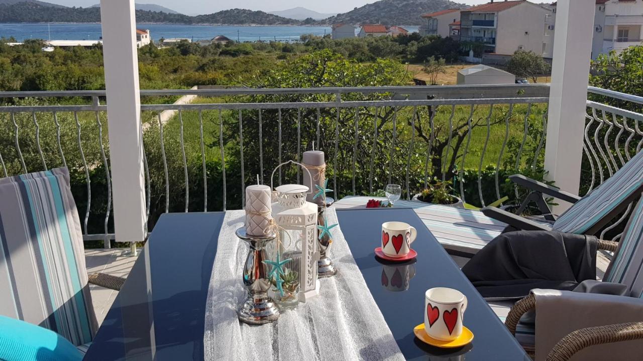 Apartmani Villa Lilliana Tribunj  Luaran gambar