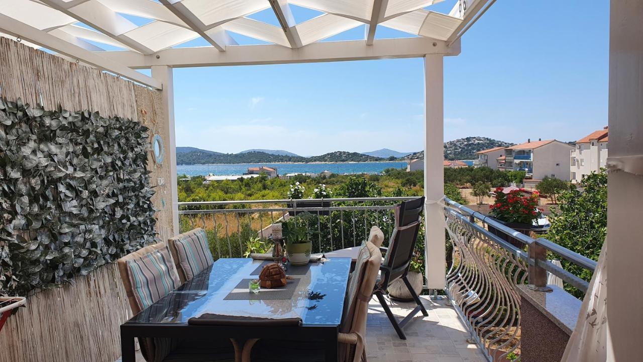 Apartmani Villa Lilliana Tribunj  Luaran gambar
