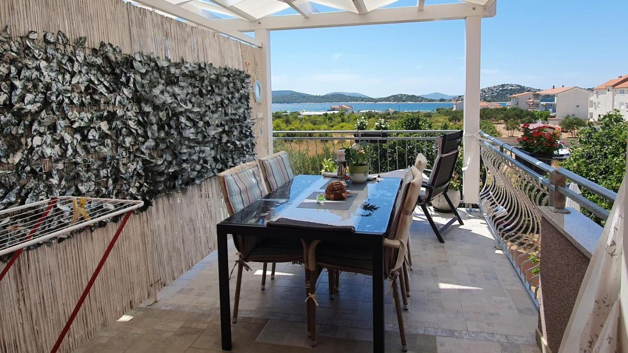 Apartmani Villa Lilliana Tribunj  Luaran gambar