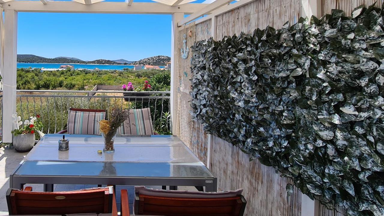 Apartmani Villa Lilliana Tribunj  Luaran gambar